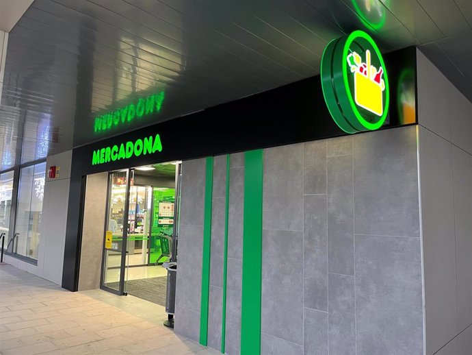 Archivo - Fachada del nuevo supermercado que abre Mercadona en Vigo