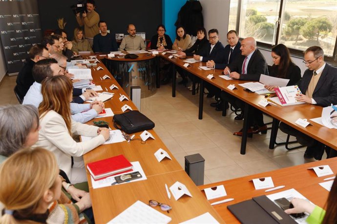 Reunión de uno de los grupos de Trabajo de la Mesa de la Automoción este martes en la sede de Industrias Maxi, en Valladolid.