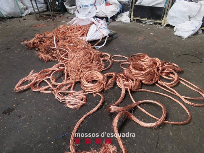 Detenidos en Esparraguera (Barcelona) a cinco hombres por presuntamente robar cable de cobre en una empresa de Bellvís y otra de Juneda (Lleida).