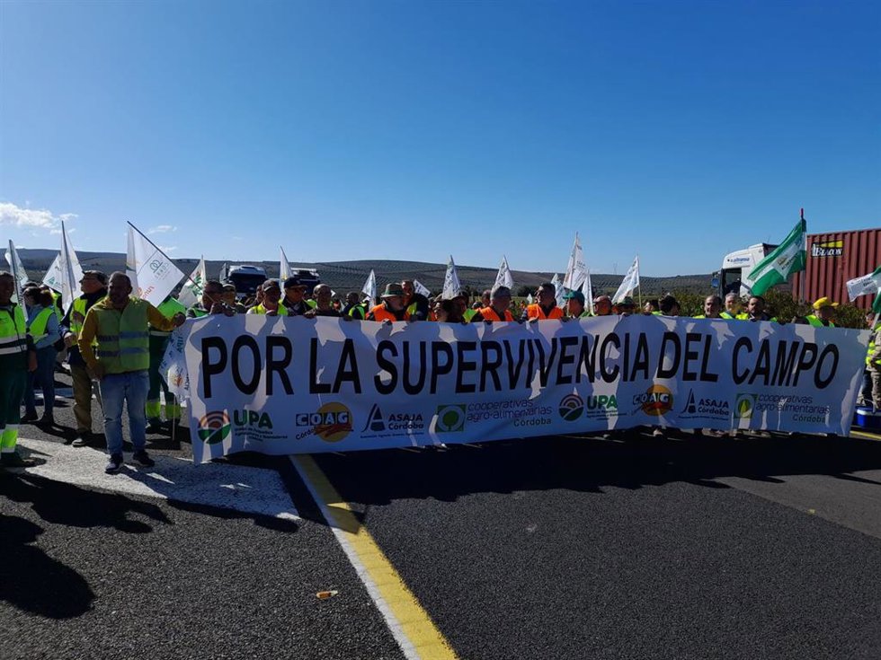Los agricultores concentrados en la A-45, que mantienen cortada a la altura de Lucena, 'Por la supervivencia del campo'.
