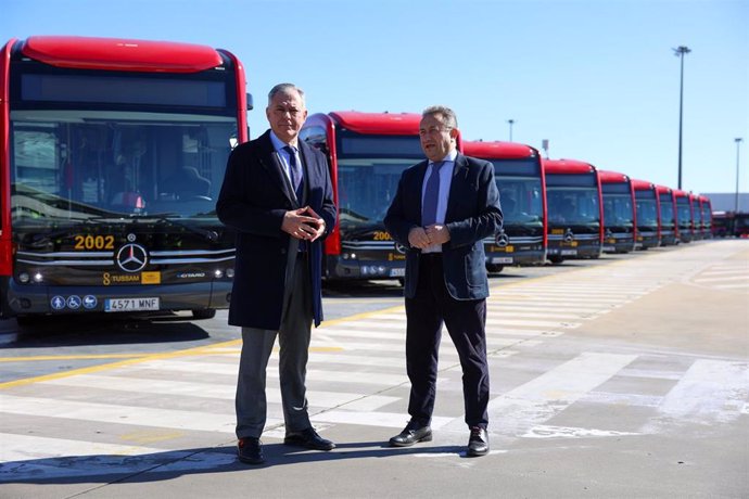 El alcalde de Sevilla, José Luis Sanz, en la presentación de los once nuevos autobuses de Tussam.