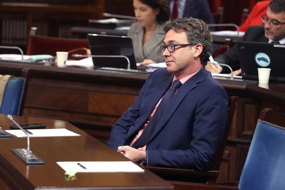 Archivo - El vicepresidente y conseller de Economía, Hacienda e Innovación del Govern balear, Antoni Costa, durante un pleno en el Parlament balear