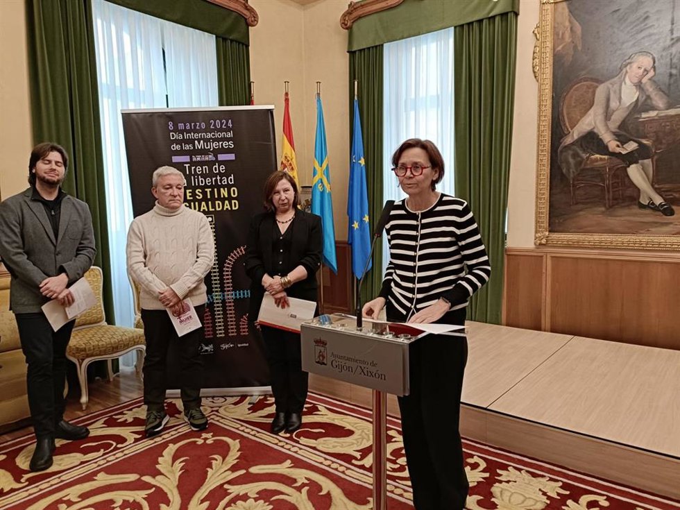 La alcaldesa de Gijón, Carmen Moriyón, presenta los actos del 8-M, acompañada  de la directora general de Igualdad, Goretti Avello, el programador del teatro Jovellanos, Antonio Criado, y el responsable del taller de músicos de la FMC, Eduardo García.
