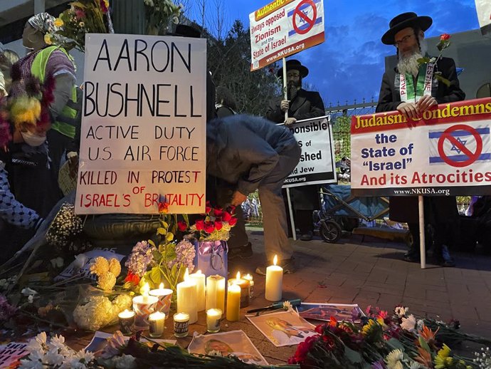 Vigilia en recuerdo de Aaron Bushnell, militar de la Fuerza Aérea de EEUU fallecido tras quemarse a lo bonzo frente a la Embajada de Israel en Washington
