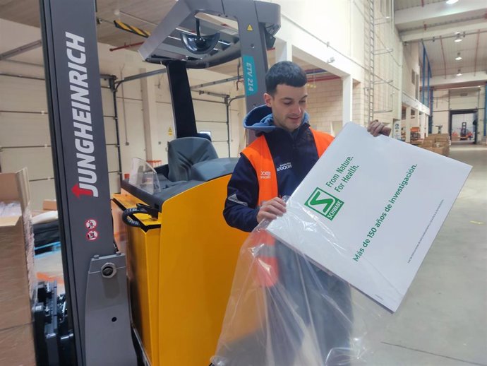 Trabajador de los servicios logísticos de Fundación Juan XXIII transportando productos de Schwabe Farma Ibérica tras el acuerdo de ambas entidades para fomentar la inclusión sociolaboral de personas en situación de vulnerabilidad piscosocial.