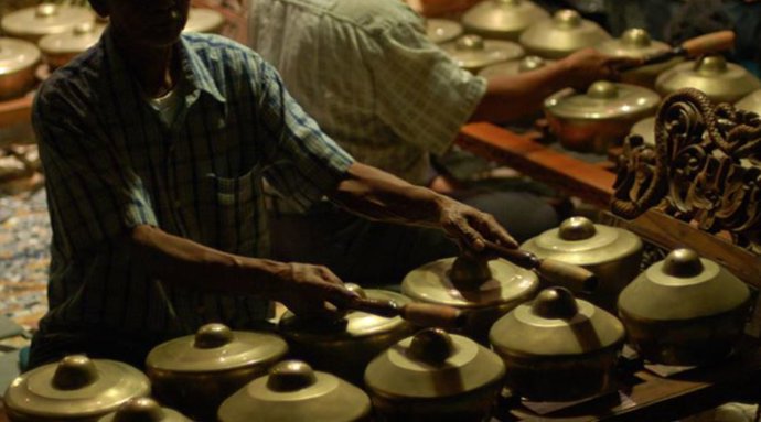 Músico tocando un bonang