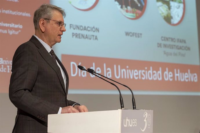 El director general de Coordinación Universitaria, Lorenzo Salas, interviene durante el acto de conmemoración del Día de la Universidad de Huelva.