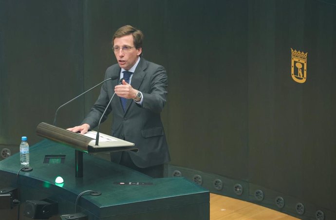 El alcalde de Madrid, José Luis Martínez-Almeida, durante un pleno en el Ayuntamiento de Madrid, en el Palacio de Cibeles