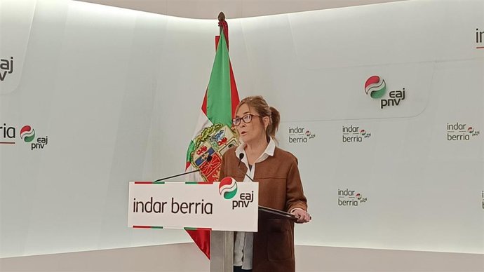 La responsable del área de Ordenación del Territorio, Transporte y Desarrollo Sostenible del EBB del PNV, María Eugenia Arrizabalaga, en rueda de prensa en Sabin Etxea, en Bilbao