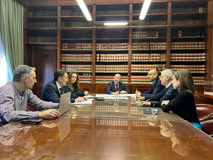 Reunión del delegado del Gobierno, Fernando Beltrán, la subdelegada del Gobierno en Zaragoza, Noelisa Herrero, el director de área de infraestructuras y técnicos de la Delegación, entre ellos, de proteccion civil.