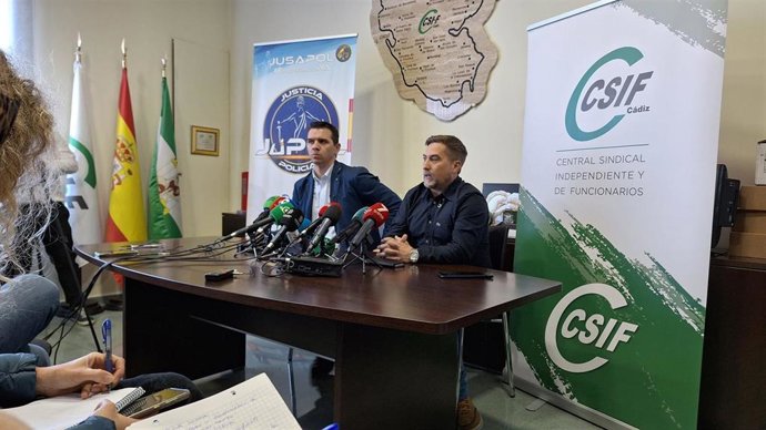 El responsable nacional de CSIF de Vigilancia Aduanera, Fran García, y el secretario general de Jupol, Aaron Rivero, en rueda de prensa.