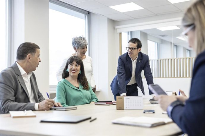 Pello Otxandiano se ha reunido en Bilbo con Arnaldo Otegi, Nerea Kortajarena, Inma Garrastatxu, Oihana Etxebarrieta, Unai Urruzuno y Maddalen Iriarte.