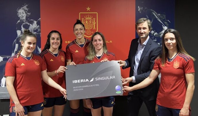 Iberia entrega la tarjeta Singular a las jugadoras de la Selección Española de Fútbol.
