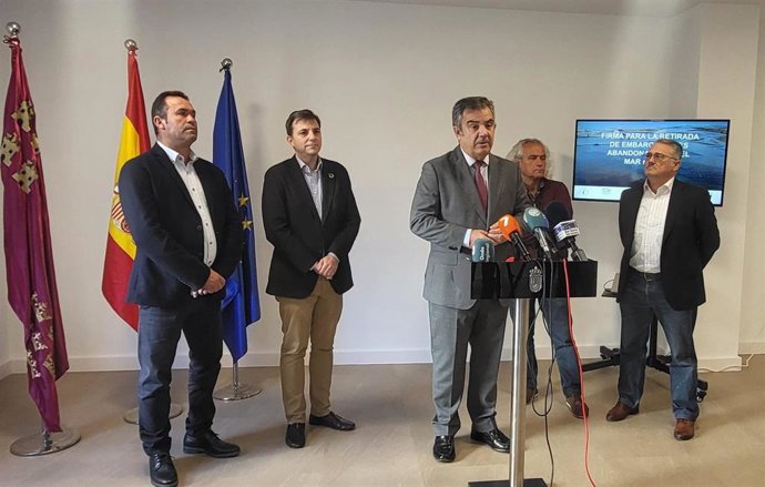 El consejero de Medio Ambiente, Universidades, Investigación y Mar Menor, Juan María Vázquez,  tras la firma del protocolo de declaración de intenciones para la retirada de embarcaciones abandonadas en el Mar Menor