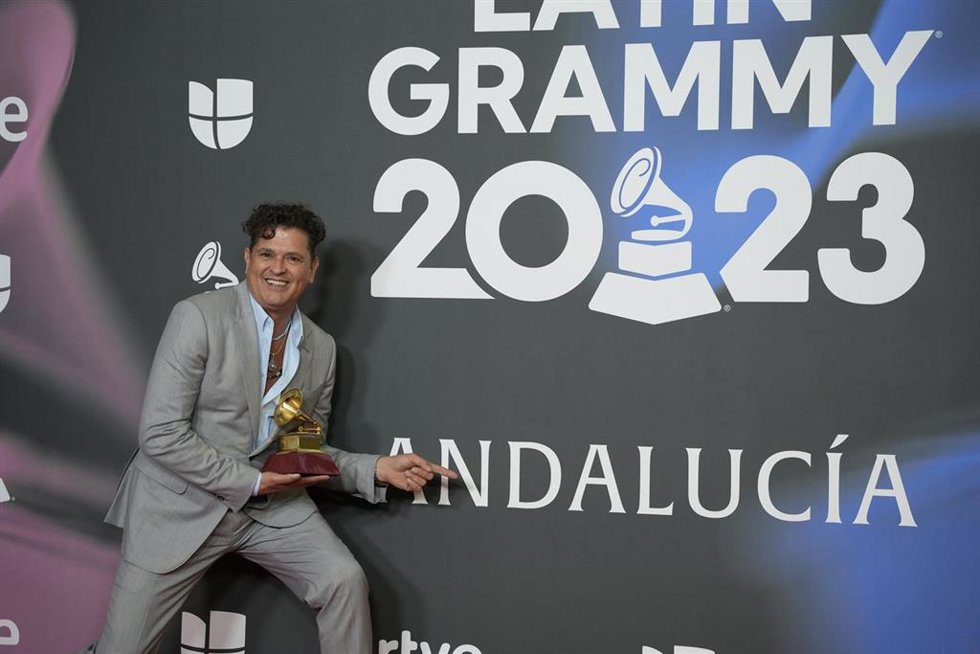 Archivo - El cantante Carlos Vives posa con el Grammy a mejor álbum de cumbia/vallenato en la gala de los Latin Grammy celebrada en Fibes (Sevilla).