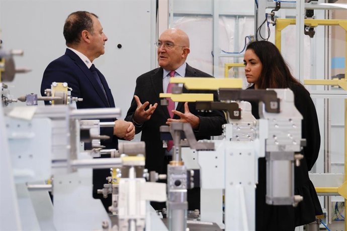 El alcalde de Valladolid, en el centro, junto al director general de Industrias Maxi y la concejal delegada especial de Modernización Administrativa.