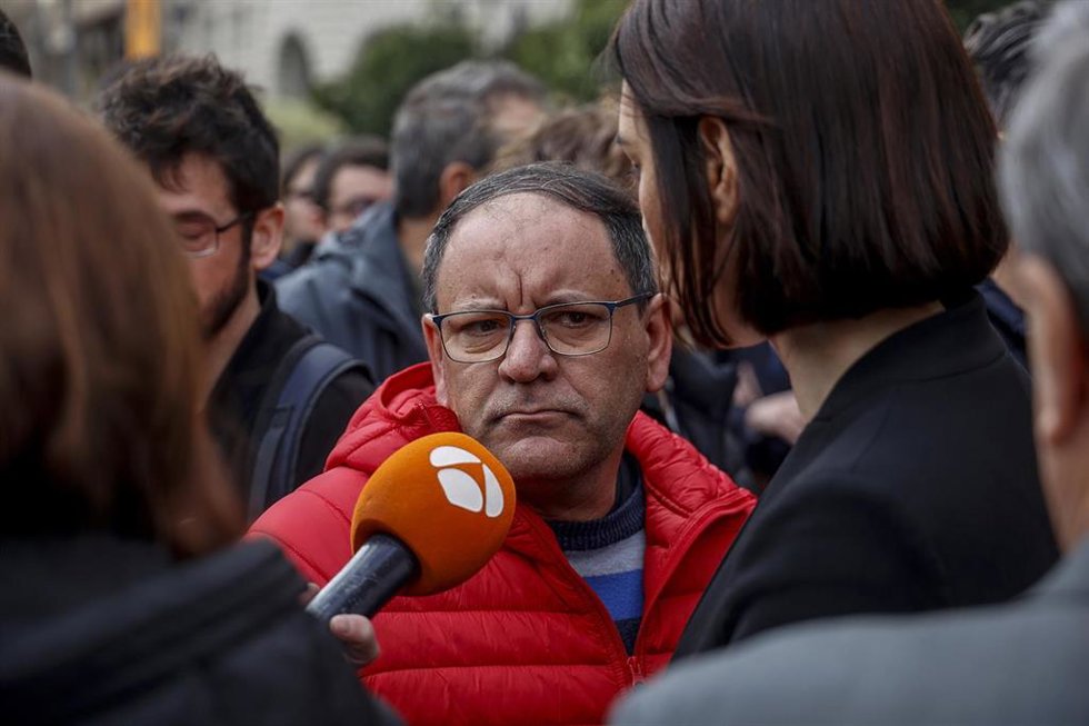 El portero del edificio incendiado, Julián, atiende a los medios de comunicación durante el minuto de silencio por las víctimas del incendio del barrio de Campanar, a 24 de febrero de 2024, en Valencia, Comunidad Valenciana (España). Un incendio de gran