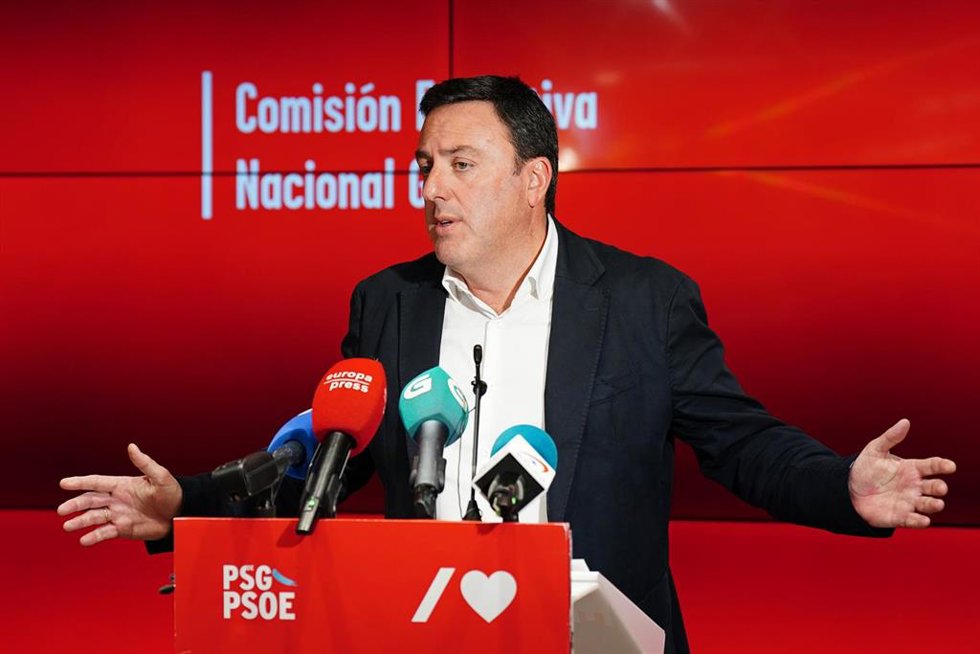 El secretario general del PSdeG, Valentín González Formoso, ofrece una rueda de prensa tras una reunión extraordinaria de la Comisión Executiva Nacional Galega del PSdeG-PSOE, en la sede del partido, a 21 de febrero de 2024, en Santiago de Compostela, A