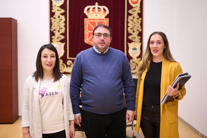 El presidente del Parlamento de Navarra, Unai Hualde, junto a Nerea Barba (ASENNA) y Naroa Mendaza (ADAEC), representantes de la Asociación Navarra de Endometriosis y la Asociación (estatal) de afectadas de Endometriosis crónica, respectivamente