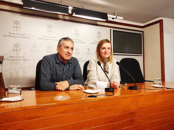 Los miembros de Podemos Xune Elipe y la portavoz Covadonga Tomé.