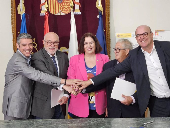 La secretaria de Estado de Agricultura y Alimentación, Begoña García Bernal, y otras autoridades tras la firma de la adenda