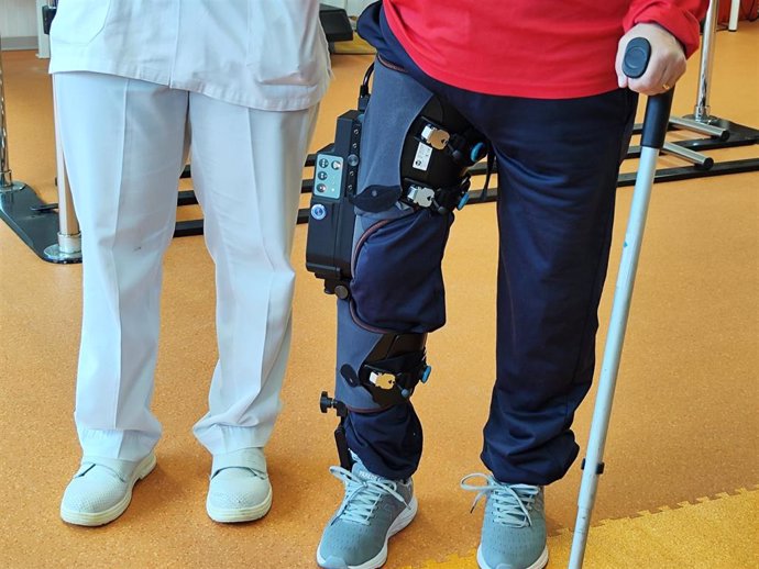Paciente del Hospital San Juan de Dios de Zaragoza siendo tratada con un exoesqueleto de rodilla