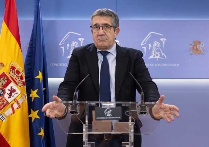 El portavoz del PSOE en el Congreso, Patxi López, durante una rueda de prensa posterior a la Junta de Portavoces, a 20 de febrero de 2024, en Madrid (España).