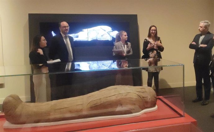 Los comisarios de la exposición 'Momias de Egipto: Redecubriendo seis vidas', Daniel Antoine y Marie Vandenbeusch, ambos del Museo Británico, en CaixaForum Zaragoza.