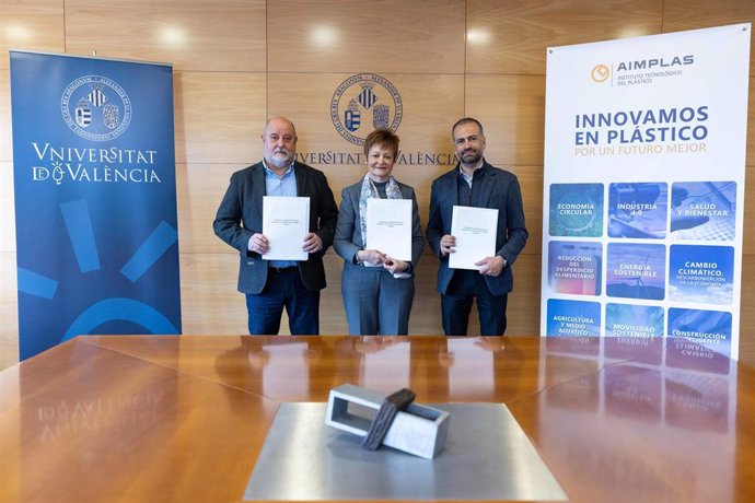 El presidente de AIMPLAS, José Luis Yusá, la rectora de la Universitat de Valncia, M Vicenta Mestre y el director de AIMPLAS, José Antonio Costa.