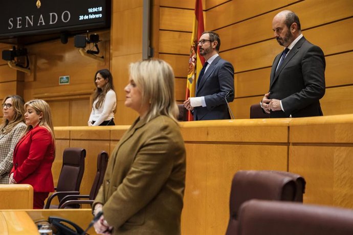 El presidente del Senado, Pedro Rollán (1d), durante el minuto de silencio en una sesión plenaria en el Senado, a 20 de febrero de 2024, en Madrid (España). Durante el pleno se han abordado cuestiones como las muertes de los agentes en Barbate, además d