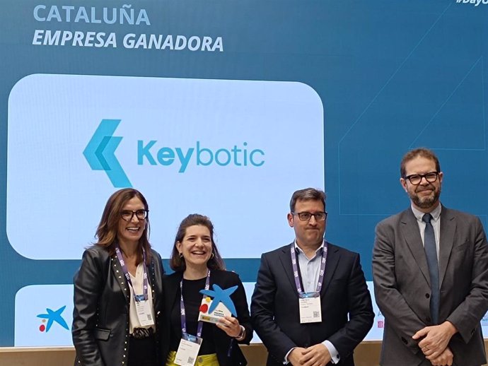 Archivo - La ceo de Keybotic, Irene Gómez, junto a la directora territorial de CaixaBank en Barcelona, Maria Alsina; el director territorial de CaixaBank en Catalunya, Josep Maria González; y el director general de Estrategia industrial de Enisa, Jordi 