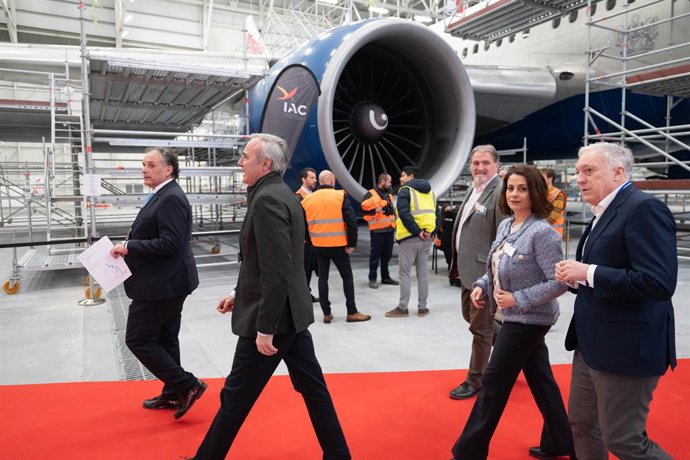 El presidente del Gobierno de Aragón, Jorge Azcón, en su visita al aeropuerto industrial de Teruel.