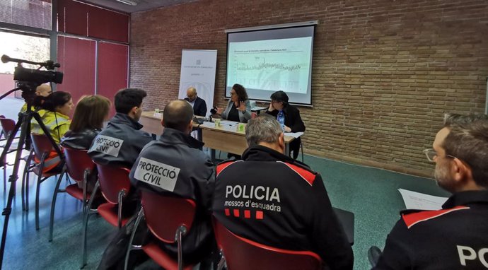 La directora del CAT112, Irene Fornós; el cap de l'oficina del delegat de Govern al Penedès, Pol Pagès; i el director dels serveis territorials d'Interior al Penedès, Àngel Soteras