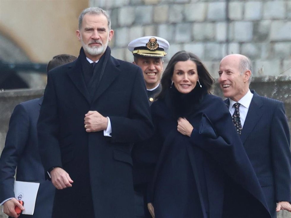 El rey Felipe VI y la reina Letizia llegando al funeral por Constantino de Grecia en el Palacio de Windsor