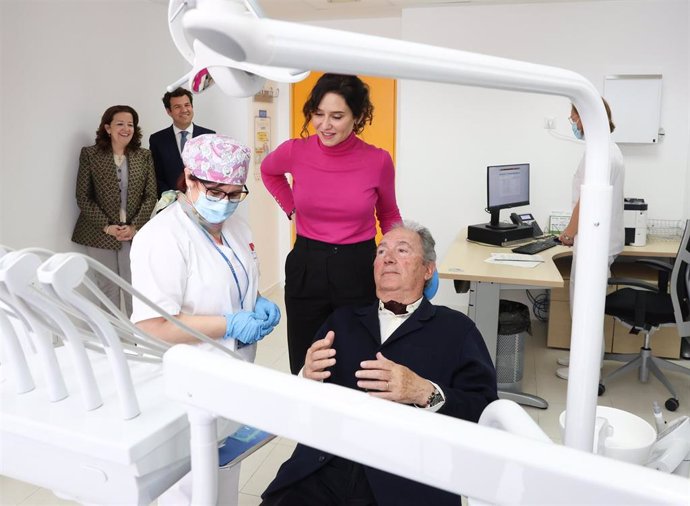 La presidenta regional, Isabel Díaz Ayuso, durante su visita al centro de salud La Marazuela de Las Rozas.