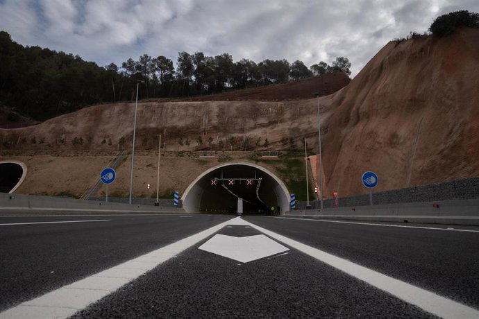 La entrada a un túnel en el tramo de la B-40 de Olesa a Viladecavalls, a 16 de febrero de 2024, en Abrera, Barcelona, Catalunya (España). La puesta en servicio del nuevo tramo de la B-40 entre Olesa de Montserrat y Viladecavalls es una de las obras de i