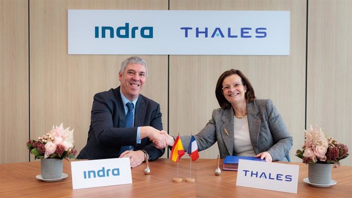 Archivo - El consejero delegado de Indra, José Vicente de los Mozos (i), y la vicepresidenta ejecutiva y responsable del área de Desarrollo Internacional de Thales, Pascale Sourisse (d).  