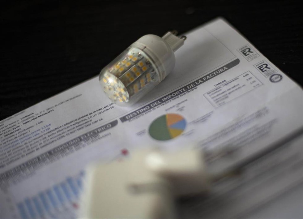 Archivo - Una factura del consumo de luz, a 10 de septiembre de 2021, en Madrid (España). El precio medio diario de la electricidad en el mercado mayorista batirá un nuevo récord este viernes al alcanzar los 152,32 euros por megavatio hora (MWh), su may