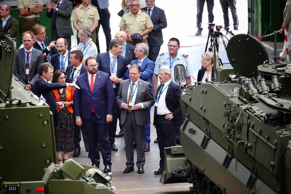 Archivo - La ministra de Defensa, Margarita Robles, y el presidente del Principado en funciones, Adrián Barbón, durante una visita a la fábrica de Santa Bárbara Sistemas en Trubia, a 30 de junio de 2023, en Turbia, Asturias (España). La ministra visita 