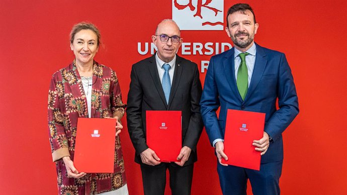 La consejera de Salud, María Martín; el rector de la UR, Juan Carlos Ayala; y el director nacional de Acción Social de J&J, Pedro Martínez