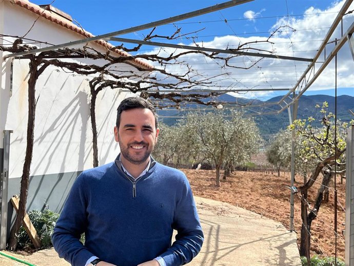 El diputado provincial Carlos Sánchez ante una parra, en Laujar de Andarax (Almería)