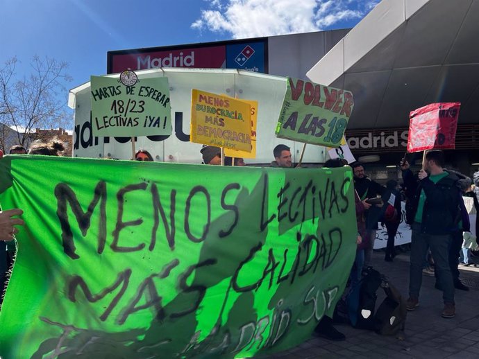 Concentración convocada por Menos Lectivas frente a la Asamblea de Madrid. 27 de febrero de 2024