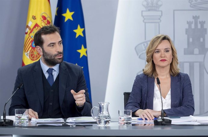 El ministro de Economía, Comercio y Empresa, Carlos Cuerpo, y la portavoz del Gobierno y ministra de Educación, Pilar Alegría, durante una rueda de prensa posterior a la reunión del Consejo de Ministros, en el Palacio de la Moncloa, a 27 de febrero de 202