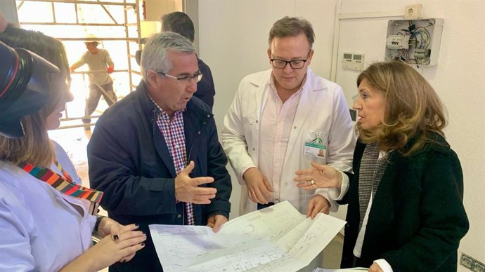 Botella (dcha.), en su visita a las obras del Punto de Urgencias del Centro de Salud Levante Sur.