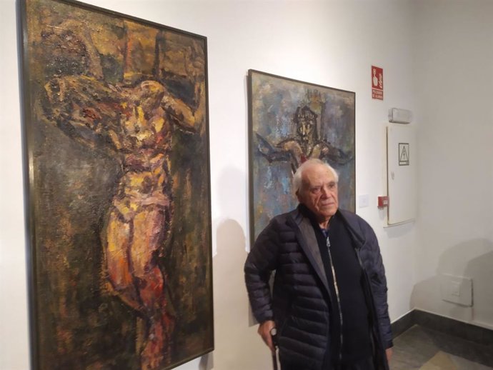 Manuel Prior junto a dos de sus cuadros expuestos en '70 años de pintura, desvelando lo que la realidad esconde', en el Museo de Santa Cruz.