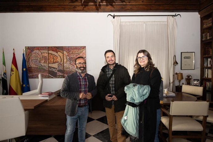 Reunión del presidente de la Diputación de Cáceres, Miguel Ángel Morales, con representantes de la asociación El Magusto