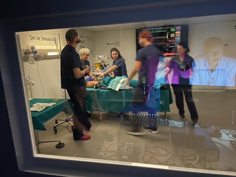 Archivo - El equipo de Anestesiología de Quirónsalud Málaga se forma con simulaciones de situaciones críticas.