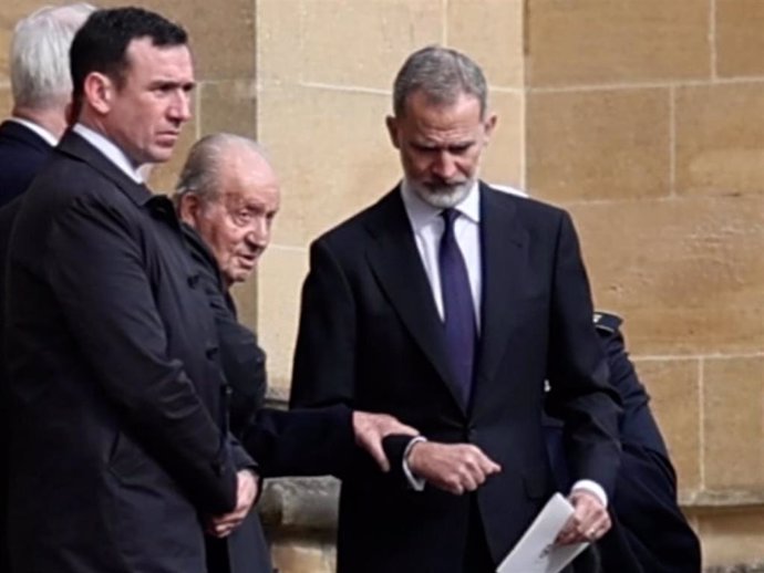 El rey Juan Carlos I saliendo del brazo de su hijo, el rey Felipe VI, del funeral por Constantino de Grecia en el Palacio de Windsor