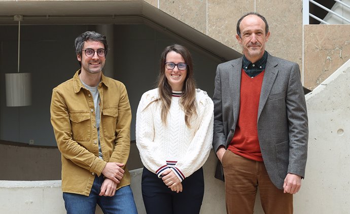 De izq. A dcha.: Miguel Araiz, Leyre Catalán y David Astrain, en el campus de Arrosadia, en Pamplona, ya de vuelta de la Antártida.