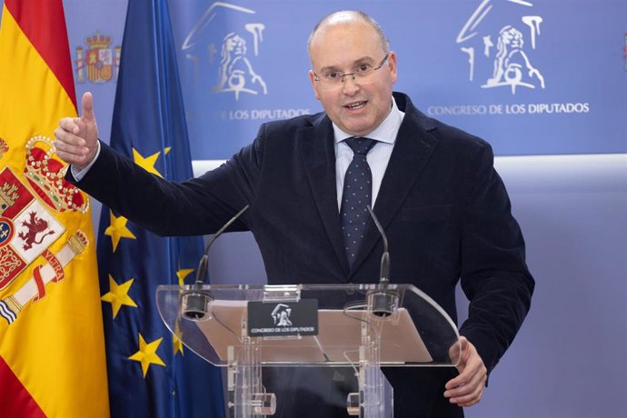 El portavoz del PP en el Congreso, Miguel Tellado, durante una rueda de prensa posterior a la Junta de Portavoces, a 27 de febrero de 2024, en Madrid (España).